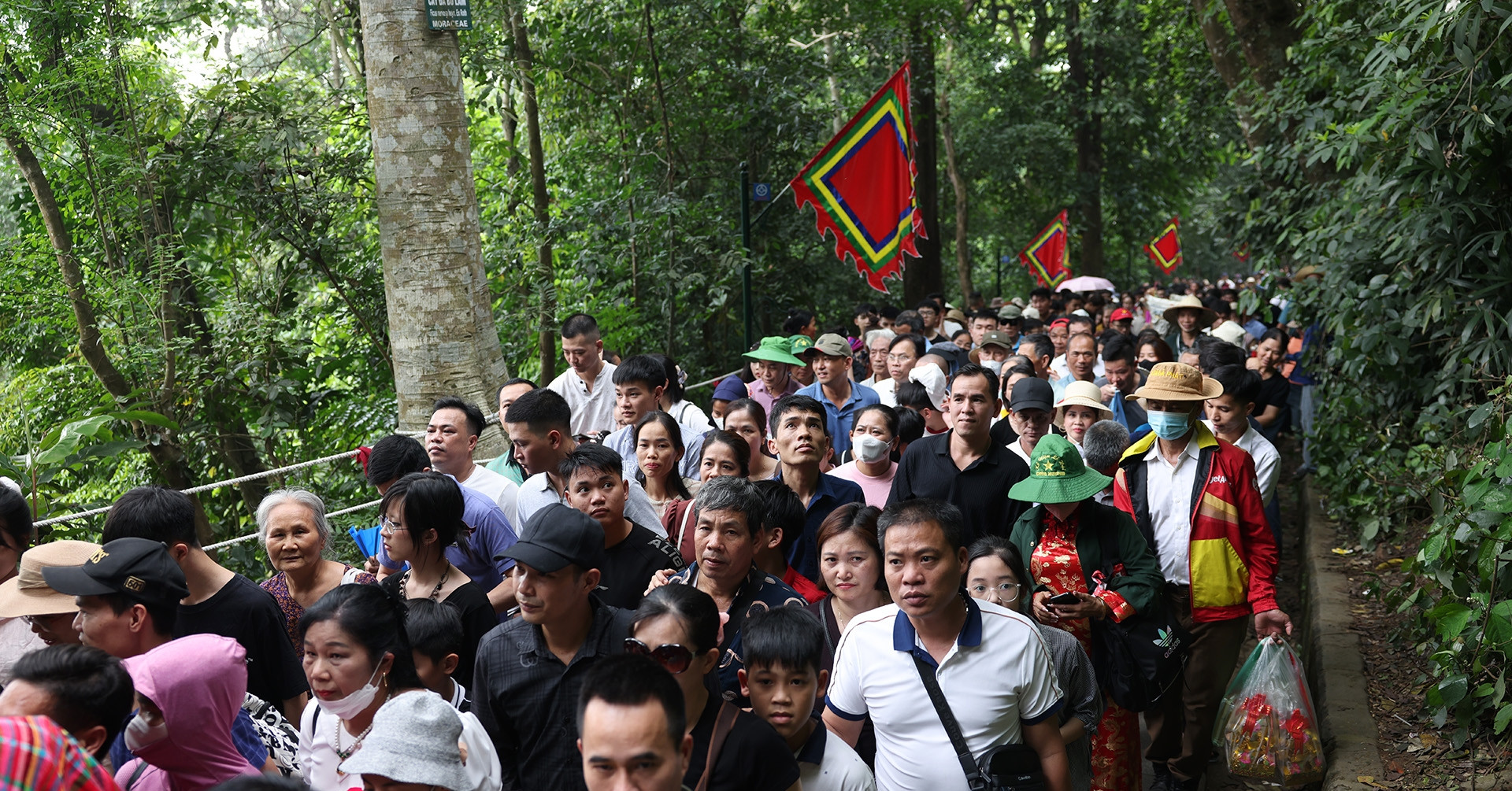 dong nguoi un un do ve den hung truoc ngay chinh le 1655