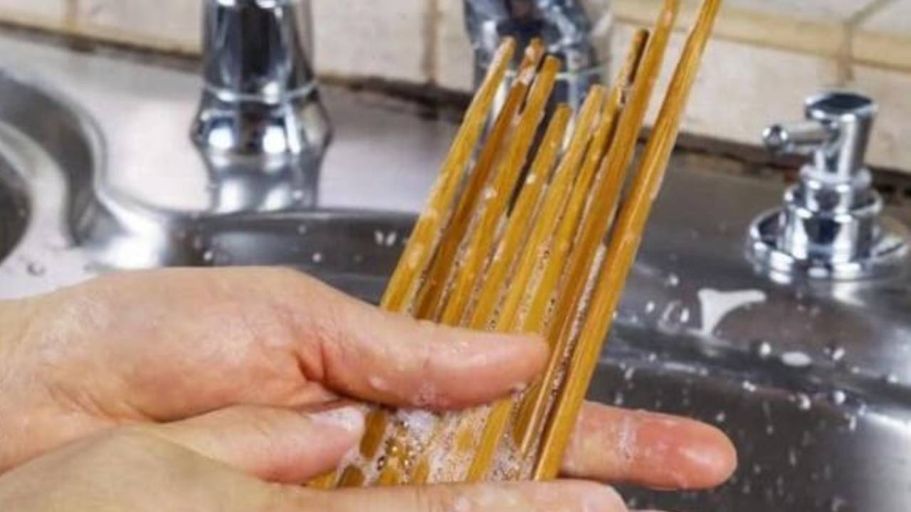 Dua Bi Moc Dung Voi Vut Meo Don Gian Giup Lam Sach Nhu Moi Dung Lai Van An Toan 152124