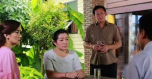 dua vo ve ngoai o cu den cong toi choang vang tuong nham nha 1213