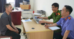 dung bua danh vao dau dai uy csgt vi khong duoc bo qua loi vi pham 2188