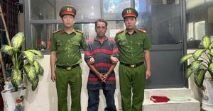 dung ghe nhua tan cong csgt de giup anh trai tron do nong do con 3309