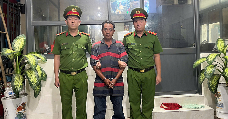 dung ghe nhua tan cong csgt de giup anh trai tron do nong do con 3309