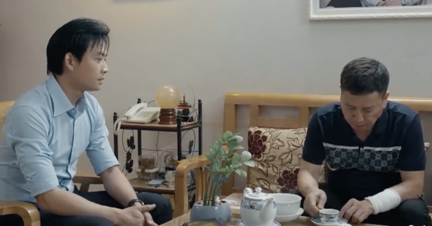 duoi o cua sang den tap 2 duong bi bo vo ghet ra mat lien tuc duoi khoi nha 353