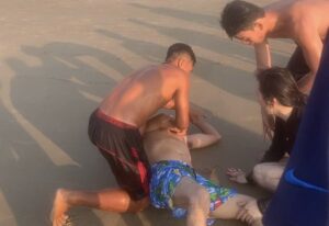 Kịp thời cứu sống 2 du khách Đồng Nai bị đuối nước ở biển Vũng Tàu 1 duoi nuoc 2vck