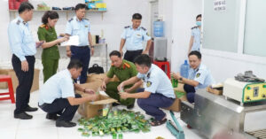 Đường dây sản xuất hơn 27.000 chai dầu gió giả do Châu Kế Cường cầm đầu 1 duong day san xuat hon 27 2091
