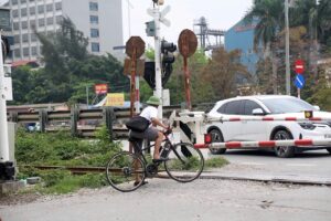 Bất chấp chuông báo, vẫn đánh cược mạng sống qua khe hở đường ray 1 duong sat 1