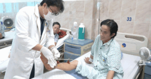 Edit Bac Si Cham Soc Vet Thuong Cho Benh Nhan 17618012736242061080458 23 0 872 1358 Crop 17618013086