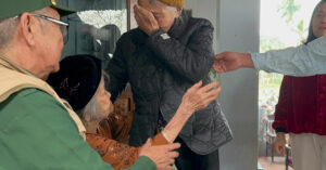 Em gái 91 tuổi vượt gần 400km đến thăm chị gái 96 tuổi, bịn rịn phút chia tay 1 em gai 91 tuoi vuot gan 400km den tham chi gai 96 tuoi bin rin phut chia tay 860