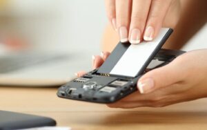 eu bat buoc dien thoai phai thao roi pin