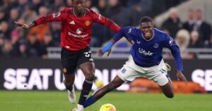 Đánh bại Everton, MU trở lại top 4 Ngoại hạng Anh 2 everton mu 17718852488631523382324 28 0 607 926 crop 17718852529921743751765