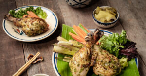 Ga My No Muoi E Cho Mam Com Doan Vien Ngay Tet 1586