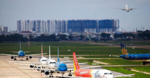 gia nhien lieu tang nong hang loat duong bay bi cat ve may bay sap tang 3403