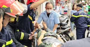 giai cuu nam thanh nien mac ket trong thang may cho hang o ha noi 1443