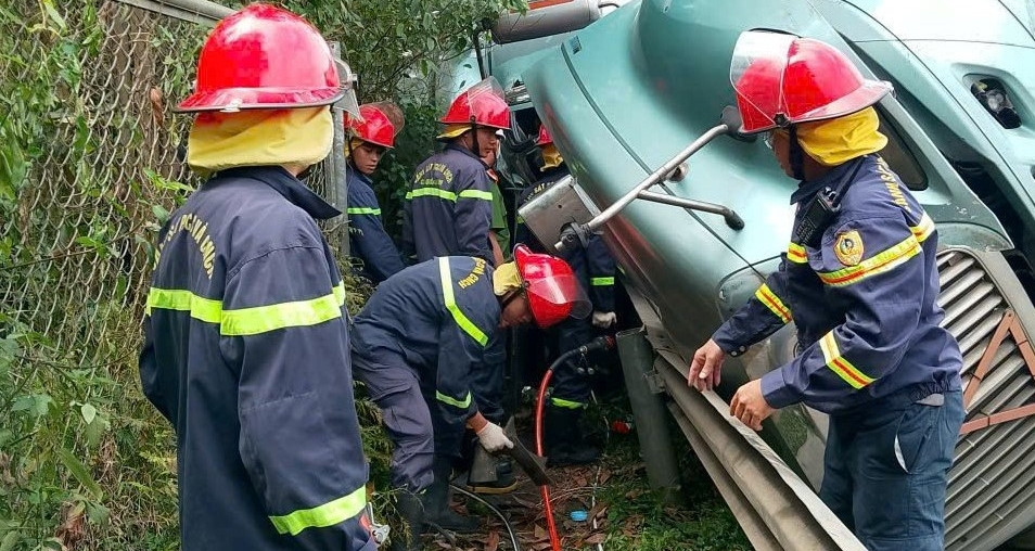 giai cuu tai xe mac ket trong cabin xe dau keo sau tai nan tren cao toc 1597