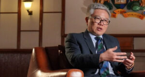 giao su ngo bao chau noi ve ly do ong roi my sang hong kong 1557