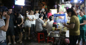 Giua Dem Khach Xep Hang Dai Cho An Hu Tieu O Via He Tphcm 761