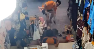 ha noi cong an dieu tra vu nguoi dan ong lao vao da nguoi me tre nga ngua 2826