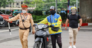 ha noi du kien siet xe om shipper chay xang trong vung phat thai thap 1534