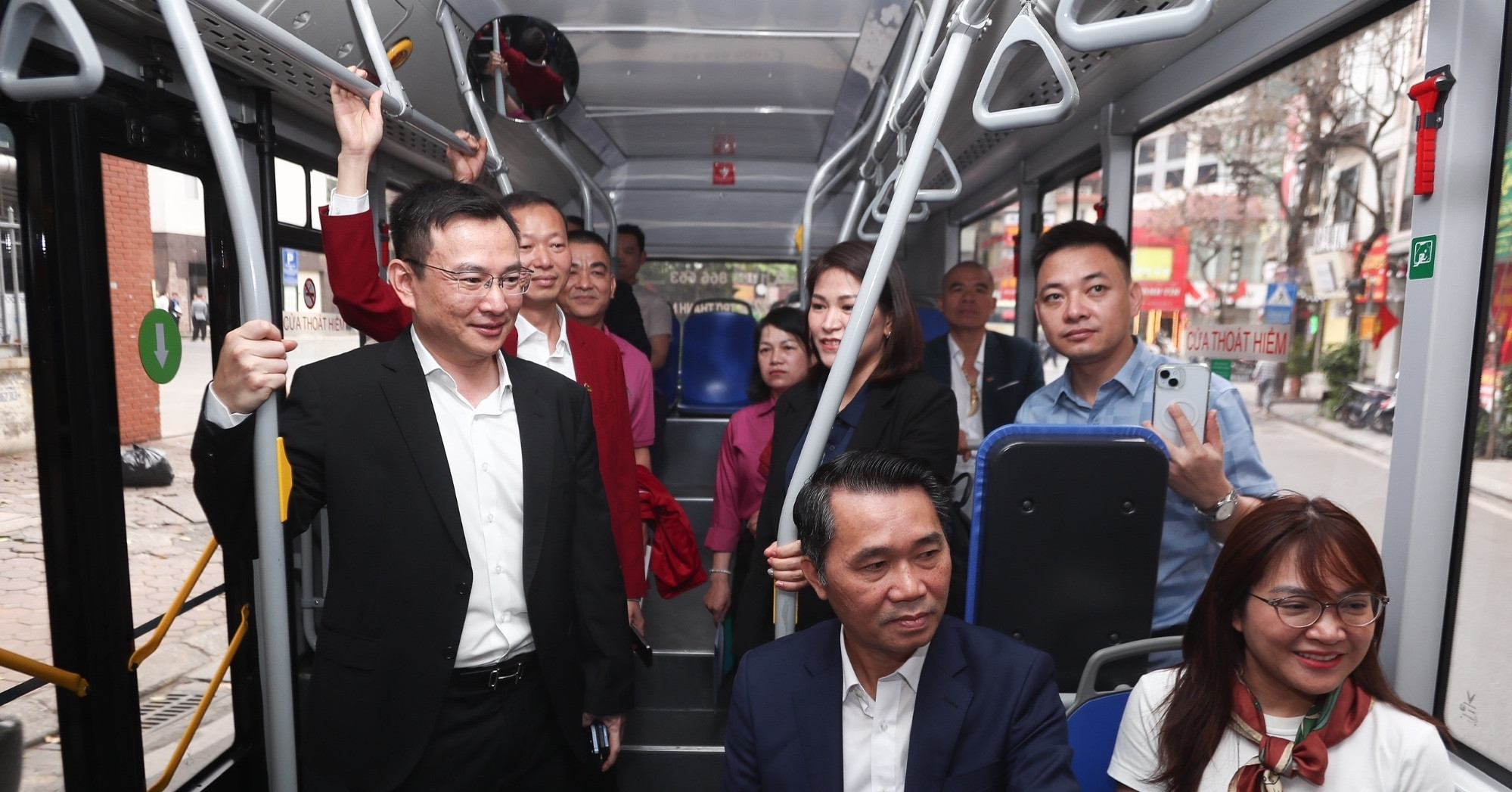 ha noi hanh dong de keo nguoi dan di xe buyt tau dien 553