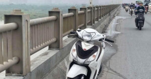 Hà Nội: Nam thanh niên bỏ xe máy trên cầu Vĩnh Tuy rồi bất ngờ nhảy xuống sông 1 ha noi nam thanh nien bo xe may tren cau vinh tuy roi bat ngo nhay xuong song 897
