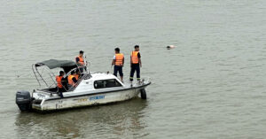 ha noi phat hien thi the nam gioi noi tren song hong gan cau vinh tuy 1174