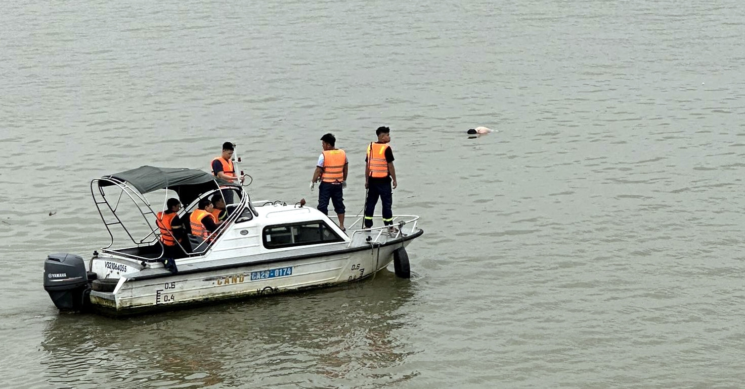 ha noi phat hien thi the nam gioi noi tren song hong gan cau vinh tuy 1174