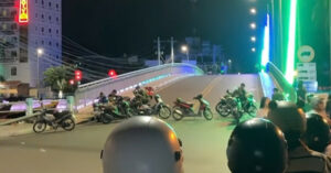 Hai Anh Em Ruot Bi Dam Guc Tren Cau Trong Dem 406