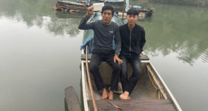 Cha con người đàn ông mắc ung thư kể phút cứu người vụ lật thuyền ngày Tết 1 hai cha con nguoi dan ong mac ung thu ke phut lao xuong song cuu nguoi vu lat thuyen ngay tet 348.jp