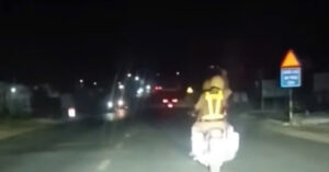 hai chi em nu sinh cap cuu khan csgt lap tuc dung xe dac chung dan duong 543