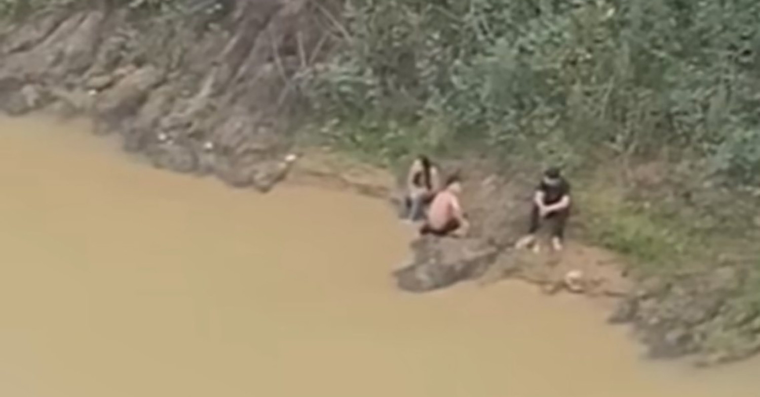 hai nam sinh kip thoi lao xuong song cuu ban hoc nu nhay cau 1831