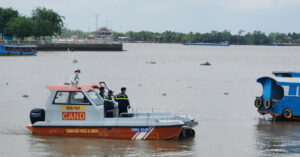 hai nguoi dan ong roi xuong song mat tich sau tiec sinh nhat tren tau du lich 747