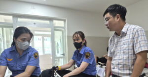 Hai nhân viên đường sắt kể phút bị người phụ nữ vượt rào chắn hành hung, phải nhập viện 2 hai nhan vien duong sat ke phut bi nguoi phu nu vuot rao chan hanh hung phai nhap vien 1125