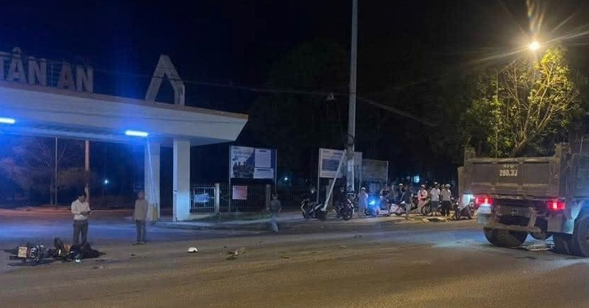 hai thanh nien tu vong tai cho sau cu va cham voi xe ben 446