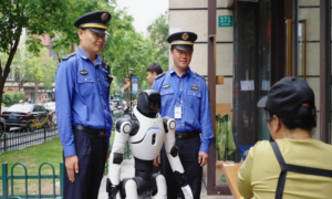hai si quan lam viec cung robot hinh nguoi lingxi x2 ngay 20.5.2026. anh agibot