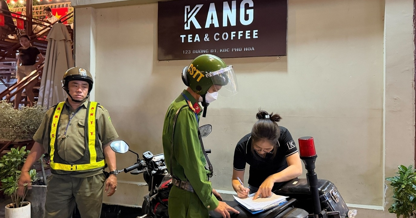 hang loat quan chiem dung via he long duong o tphcm nhan phieu phat 884