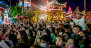 hang nghin nguoi chen chan ruoc duoc dang long tai le hoi phu day 144