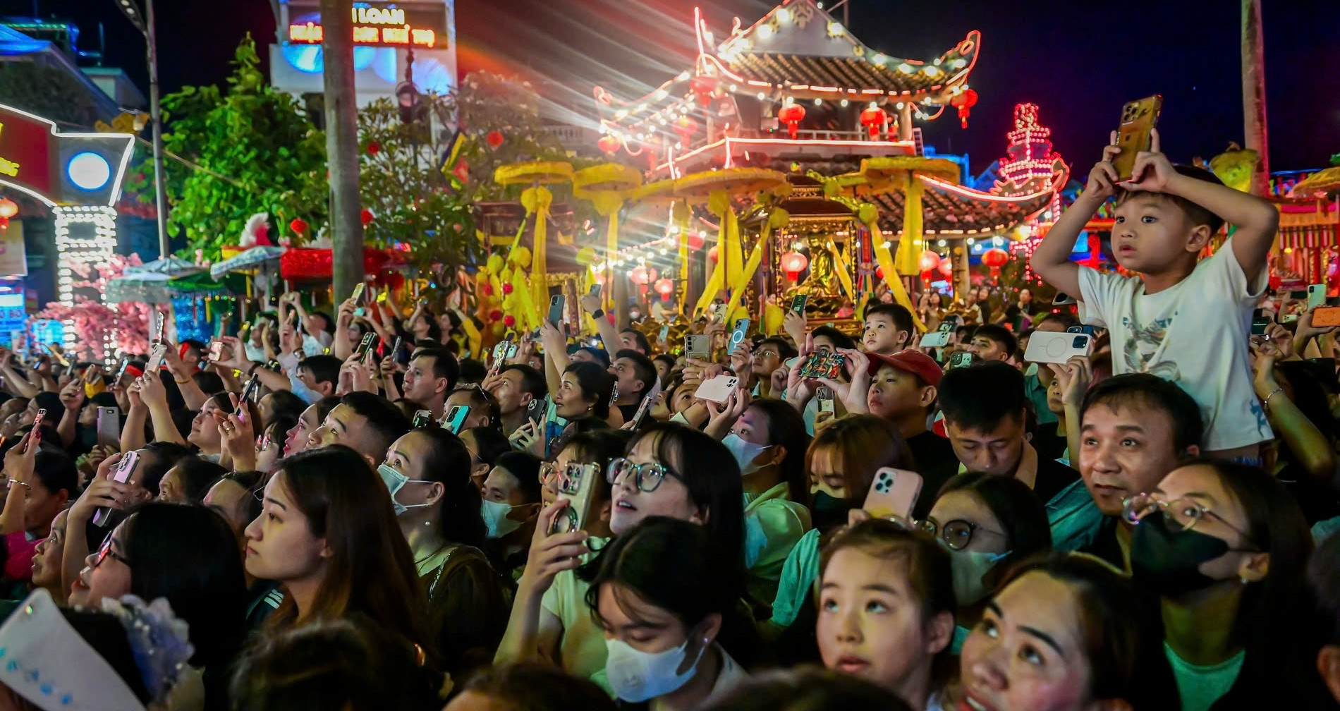 hang nghin nguoi chen chan ruoc duoc dang long tai le hoi phu day 144