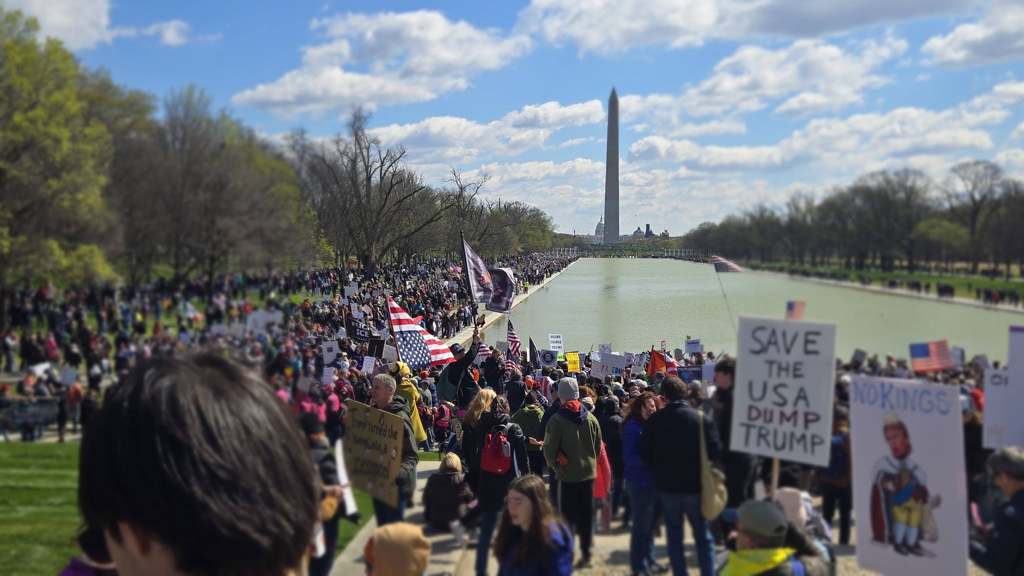 hang van nguoi tap trung tai khu vuc trung tam thu do washington de bieu tinh phan doi