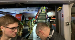 Hanh Khach Hoang Hon Vi Phi Cong Cat Canh Nham Duong 2128