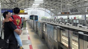 hanh khach cho di metro