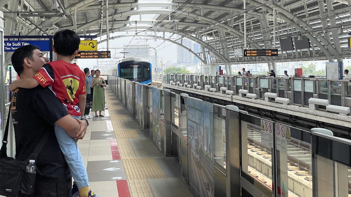 hanh khach cho di metro