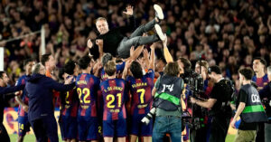 hansi flick cam dong khi barca vo dich la liga ngay cha qua doi 381