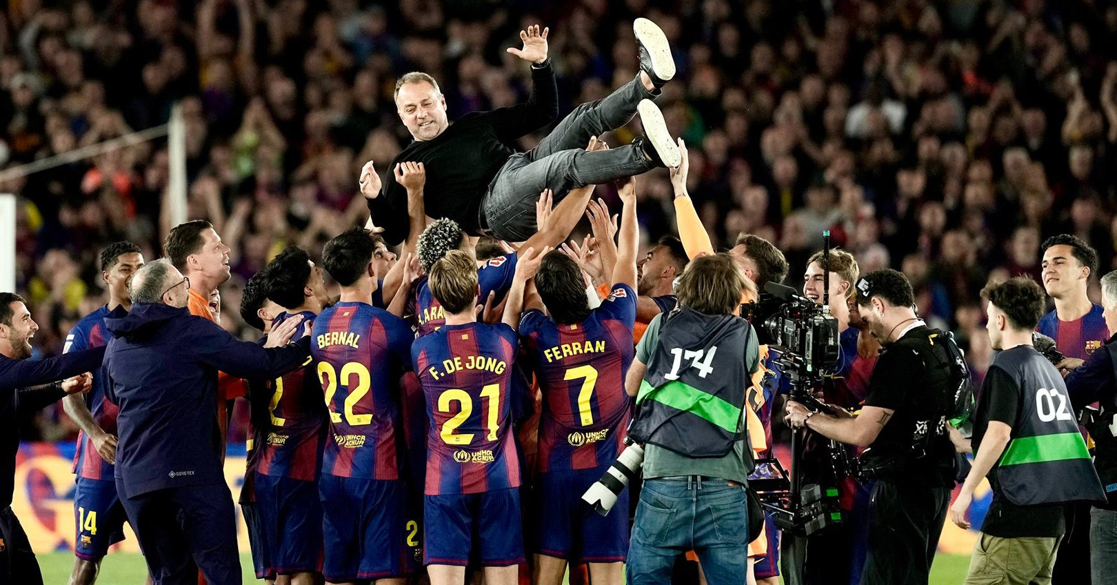 hansi flick cam dong khi barca vo dich la liga ngay cha qua doi 381