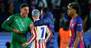 hansi flick noi gian khi barca suyt lam nen ky tich 404