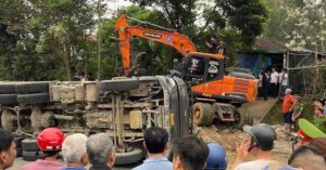 hien truong vu xe dau keo de bep o to con va xe may khien 2 nguoi tu vong 1260