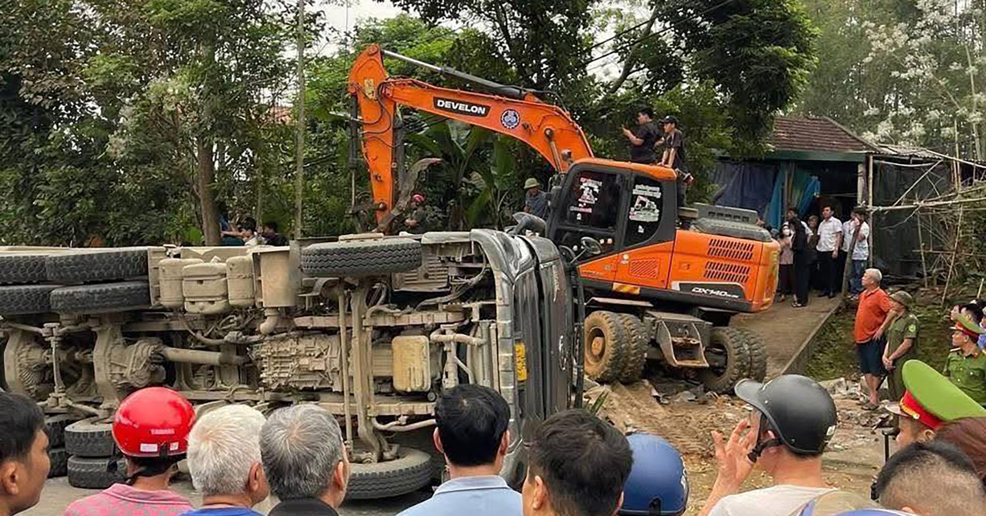 hien truong vu xe dau keo de bep o to con va xe may khien 2 nguoi tu vong 1260