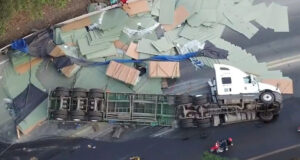 hien truong xe container lat tren cau noi dong nai va tphcm 1857