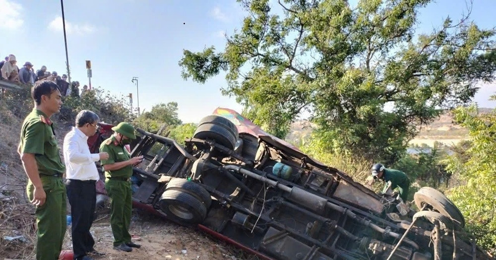 hien truong xe khach lao xuong vuc khien 4 nguoi chet 12 nguoi bi thuong 2359