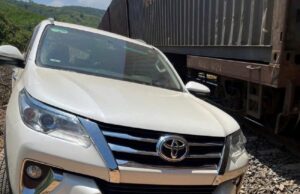 Ô tô băng qua đường sắt bị tàu hàng tông, 3 người bị thương 2 hien truong vu tai nan 5 4