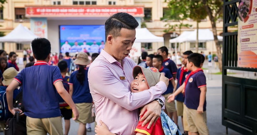 hieu truong ly giai vi sao chua nhieu truong don chao hoc sinh thay vi cho phat 2898